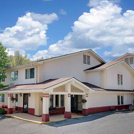 Super 8 By Wyndham Newburgh/West Point Stewart Intl Airport Motel Kültér fotó